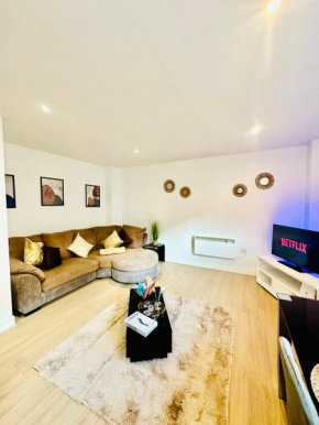 Elegant Two Bedroom Apartment In the Centre with Parking and Garden